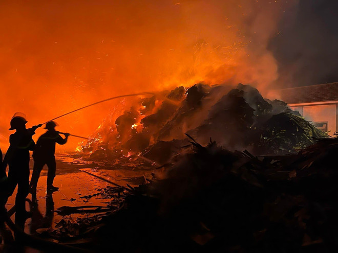 Nghệ An: Điều tra nguyên nhân vụ cháy tại Khu công nghiệp Tháp Hồng Kỷ ảnh 1