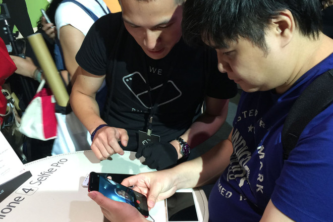 [Photo] Tận mắt thấy những chiếc smartphone ZenFone 4 đầu tiên ảnh 7