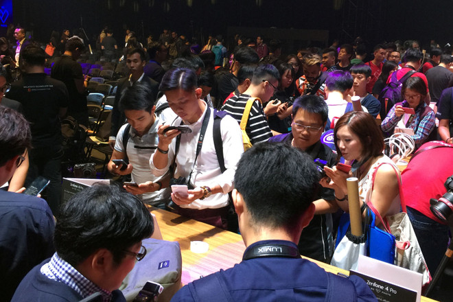 [Photo] Tận mắt thấy những chiếc smartphone ZenFone 4 đầu tiên ảnh 9