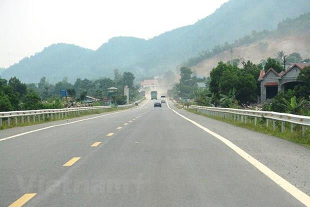 Phương tiện lưu thông trên tuyến đường Hòa Lạc-Hòa Bình. (Ảnh: Việt Hùng/Vietnam+) Hòa Bình đồng ý thu phí BOT trên tuyến Hòa Lạc-Hòa Bình ảnh 1