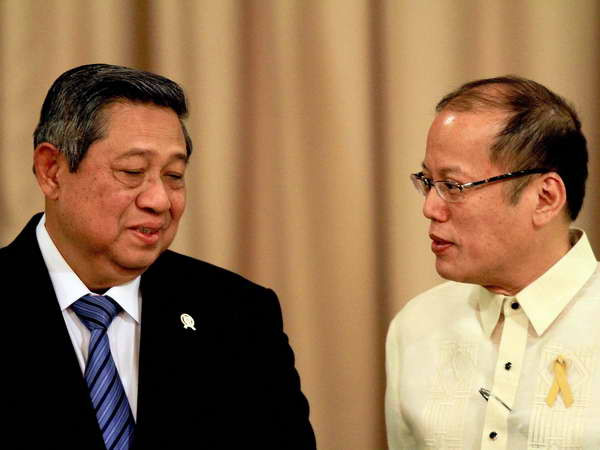 Tổng thống Philippines Benigno Aquino III (phải) và người đồng nhiệm Indonesia Susilo Bambang Yudhoyono tại thủ đô Manila ngày 23/5. (Nguồn: THX/TTXVN) Indonesia kêu gọi giải quyết vấn đề trên Biển Đông một cách hòa bình ảnh 1