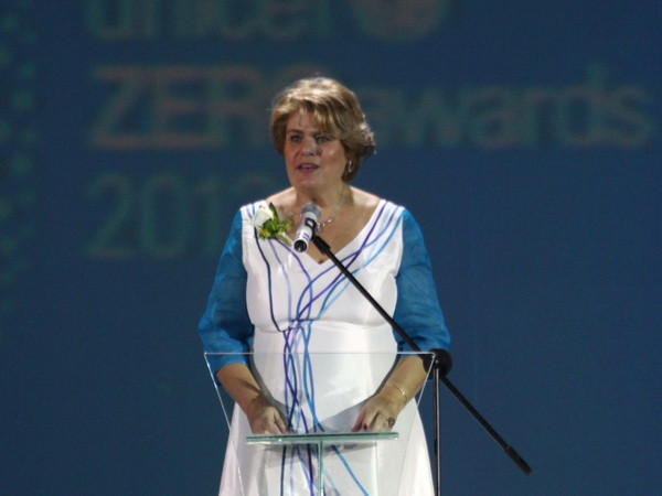 Trao Kỷ niệm chương tặng Trưởng đại diện UNICEF ảnh 1