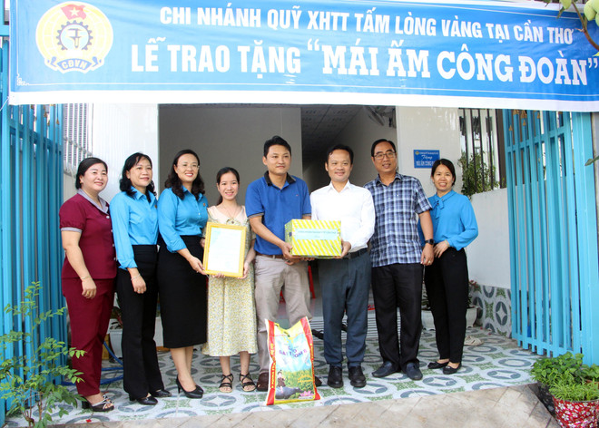 Bàn giao Mái ấm công đoàn cho anh Võ Thanh Vũ, công đoàn viên Công đoàn cơ sở Trung tâm Kiểm soát Bệnh tật thành phố Cần Thơ. (Ảnh: Trung Kiên/TTXVN) TTXVN_2911Tetcongdoan2.jpg