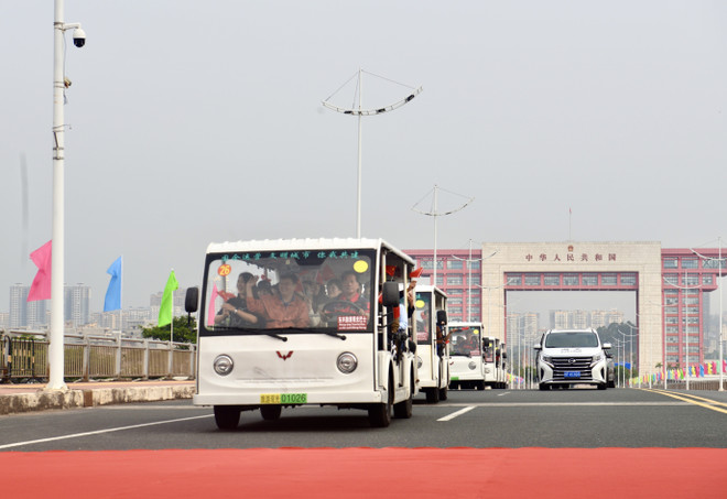 Các xe trung chuyển (xe điện) chở khách du lịch xuất cảnh đi qua vạch phân quảng cầu Bắc Luân 2. (Ảnh: Thanh Vân/TTXVN) TTXVN_2911Quangninh2.jpg