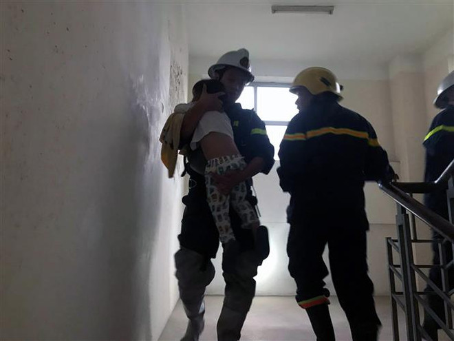 Hà Nội: Kịp thời cứu hàng chục người thoát khỏi ngạt khí ảnh 1