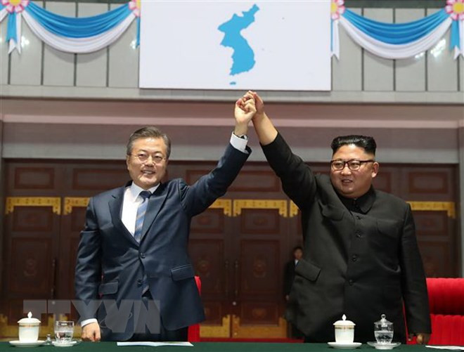 Tổng thống Hàn Quốc Moon Jae-in (trái) và Nhà lãnh đạo Triều Tiên Kim Jong-un tại một đại hội thể thao ở Sân vận động May Day ở Bình Nhưỡng ngày 19/9/2018. (Nguồn: AFP/TTXVN) Sự kiện quốc tế 17-23/9: Cuộc gặp thượng đỉnh liên Triều lần thứ 3 ảnh 1