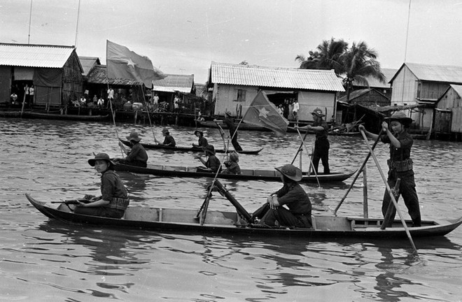 Đơn vị nữ pháo binh tiến vào giải phóng thị xã Cà Mau. (Nguồn: TTXVN) Những “bông hoa thép” anh hùng kháng chiến chống Mỹ cứu nước ảnh 1