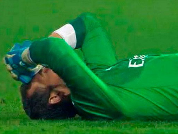 Thủ môn Diego Lopez vô tình mắc lỗi trong trận Parma-Milan ảnh 1