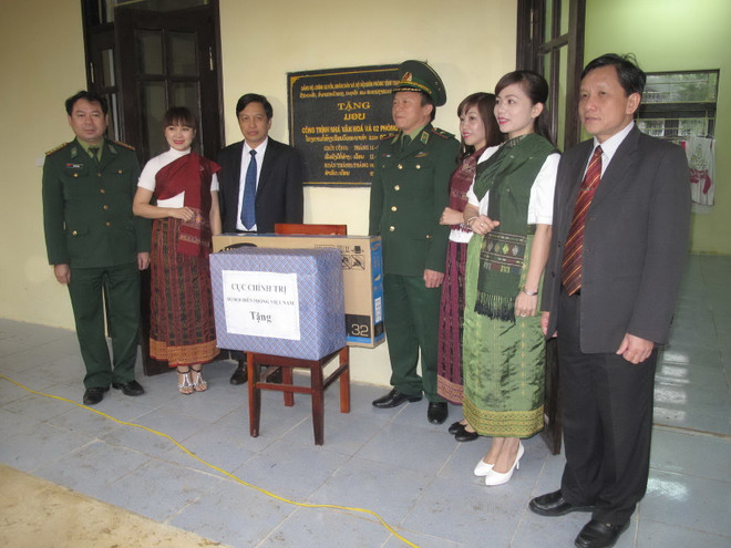 Bền chặt tình làng nghĩa xóm ở hai bản giáp biên Việt-Lào ảnh 1