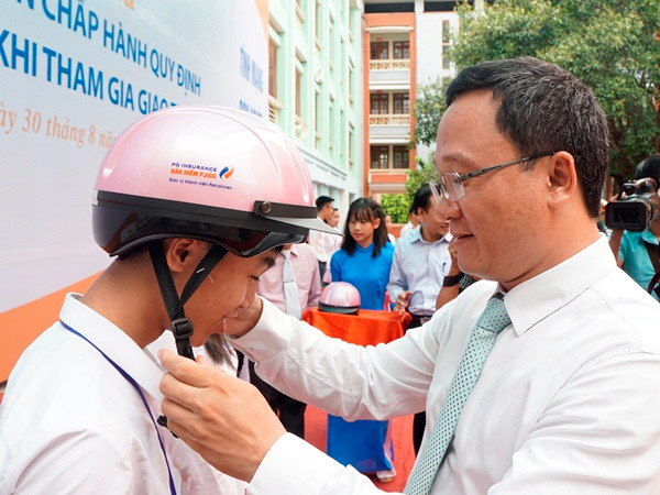 Trao tặng gần 1.400 mũ bảo hiểm cho học sinh tỉnh Hòa Bình ảnh 1