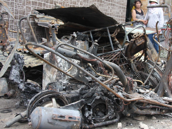 Bắt khẩn cấp nghi can đổ xăng đốt 3 người trong một gia đình ảnh 1