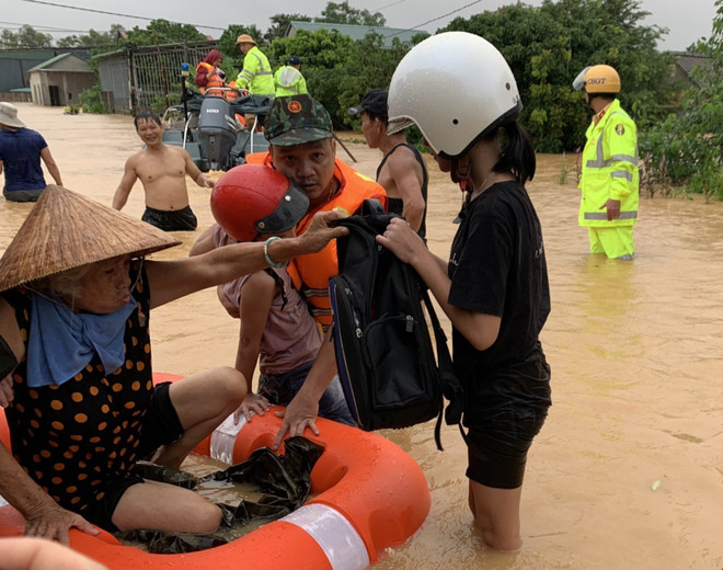 37 xã ở khu vực Trung Bộ bị ngập sâu, 11 người chết và mất tích ảnh 1