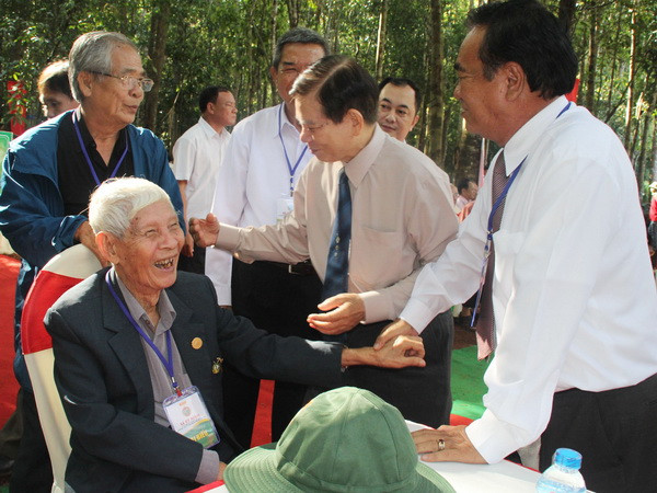 Các nhân chứng lịch sử chiến đấu tại Chiến khu Đ vui mừng gặp lại nhau trong ngày kỷ niệm. (Ảnh: Lê Xuân/TTXVN) Kỷ niệm ngày thành lập Chiến khu Đ và Trung ương cục miền Nam ảnh 1