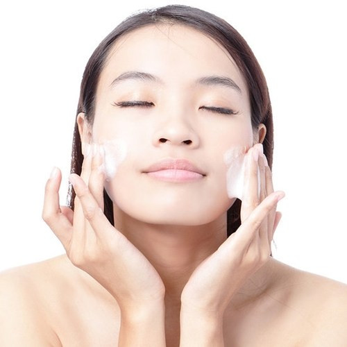 Tám lưu ý khi rửa mặt để có làn da khỏe mạnh, tươi sáng ảnh 3