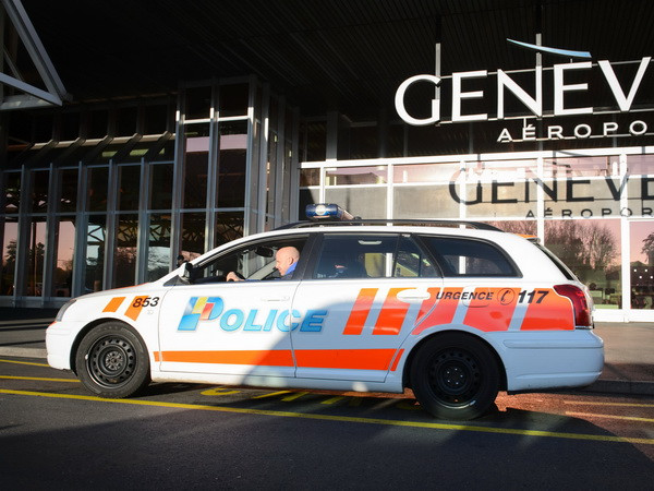 Xe của cảnh sát Thụy Sĩ tuần tra tại sân bay Geneva ngày 12/12. (Nguồn: AFP/TTXVN) Thụy Sỹ tiếp tục truy lùng kẻ xả súng tại trung tâm Hồi giáo Zurich ảnh 1