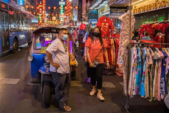 Người dân đeo khẩu trang phòng lây nhiễm COVID-19 tại Bangkok, Thái Lan, ngày 11/2/2021. (Ảnh: THX/TTXVN) Thái Lan ghi nhận hàng chục ca lây nhiễm mới trong cộng đồng ảnh 1