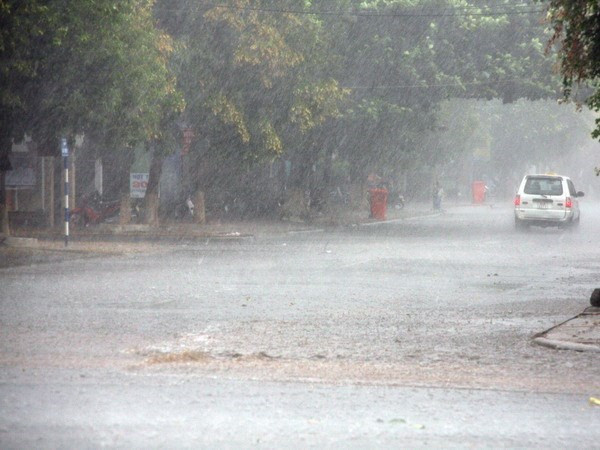 Không khí lạnh tăng cường gây mưa to và dông ở Bắc Trung Bộ ảnh 1