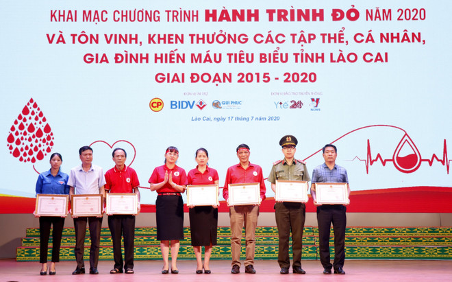 Hành trình đỏ 2020 tại Lào Cai thu được gần 900 đơn vị máu ảnh 1