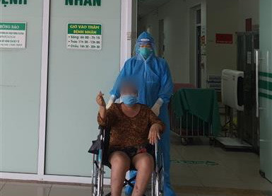 Bệnh nhân COVID-19 tuổi cao, nhiều bệnh lý nền hồi phục ngoạn mục ảnh 1