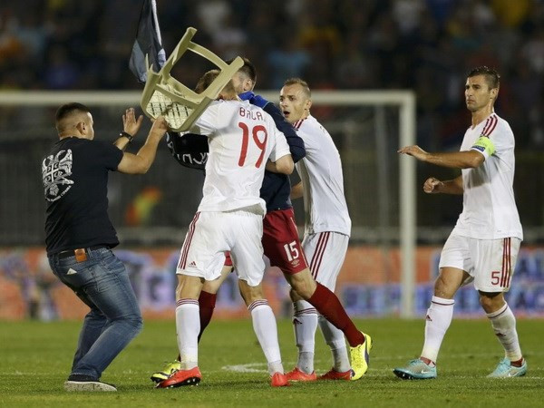 Một cổ động viên Serbia lao vào sân tấn công cầu thủ Albania. (Nguồn: Getty) Thủ tướng Albania hoãn thăm Serbia do mâu thuẫn sắc tộc bùng phát ảnh 1