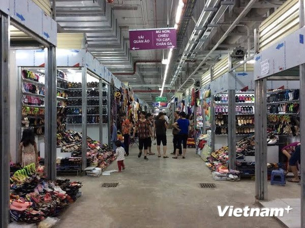 Các quầy hàng nhộn nhịp trước ngày khai trương chợ Mơ mới. (Ảnh: Thu Hằng/Vietnam+) Chợ Mơ truyền thống đã chính thức đi vào hoạt động ảnh 1