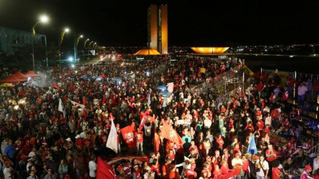 Cảnh sát Brazil bắn đạn hơi cay giải tán người biểu tình quá khích ảnh 1