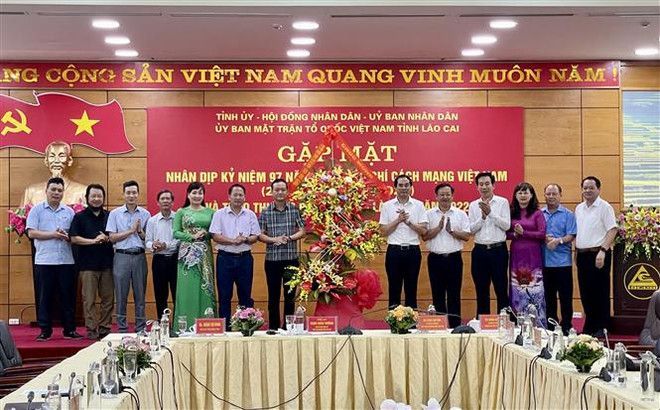 Lãnh đạo tỉnh Lào Cai tặng lẵng hoa chúc mừng những người làm báo nhân ngày Báo chí Cách mạng Việt Nam 21/6. (Ảnh: Quốc Khánh/TTXVN) Các địa phương trao giải thưởng nhân ngày báo chí cách mạng ảnh 3