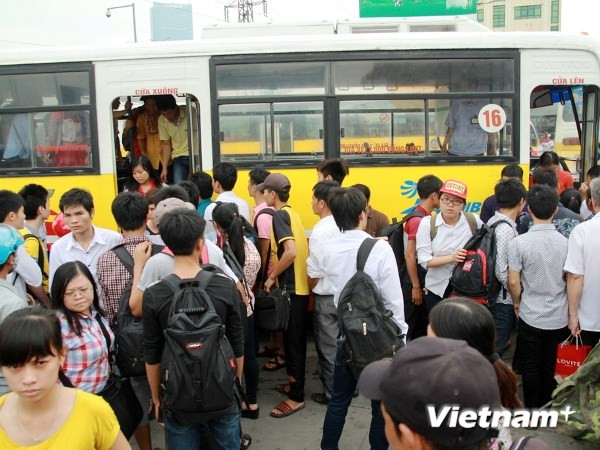 Xe buýt vẫn là phương tiện di chuyển chính của học sinh sinh viên, người lao động. (Ảnh: Minh Sơn/Vietnam+) Hà Nội: Sẽ có xe buýt riêng cho phụ nữ để chống quấy rối tình dục ảnh 1