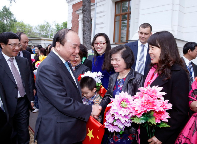 Thủ tướng Nguyễn Xuân Phúc thăm cán bộ ĐSQ Việt Nam tại Nga ảnh 1