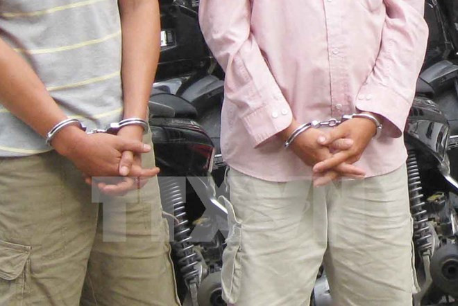 Khởi tố "nữ tặc" đi xe SH, lấy trộm đồ trong cửa hàng quần áo ảnh 1