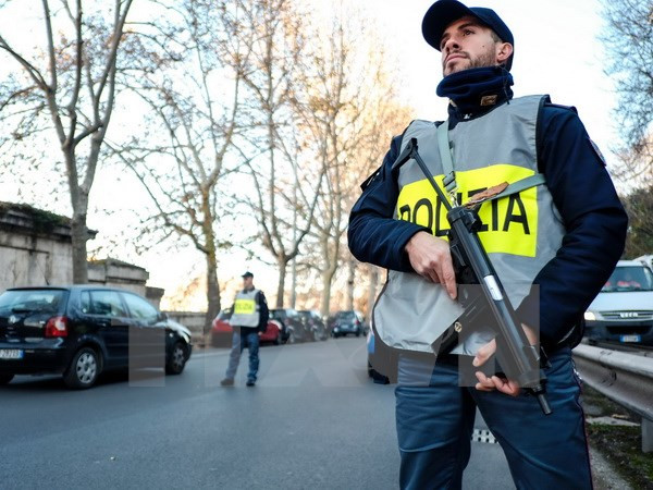 Nổ súng ở Italy, một bé gái 10 tuổi và 3 người nhập cư bị thương ảnh 1