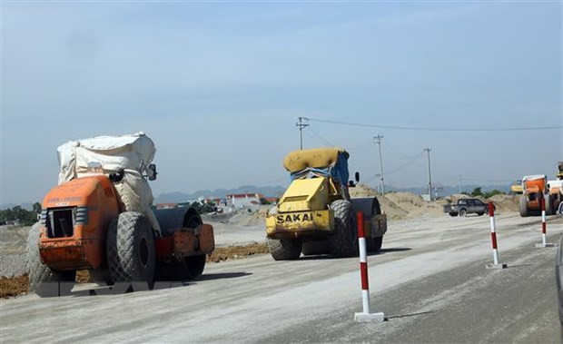 Thi công nền đường một phân đoạn thuộc tuyến cao tốc Bắc-Namn. (Ảnh: Huy Hùng/TTXVN) Sẽ khởi công 4 dự án giao thông vốn đầu tư hơn 11.800 tỷ đồng ảnh 1