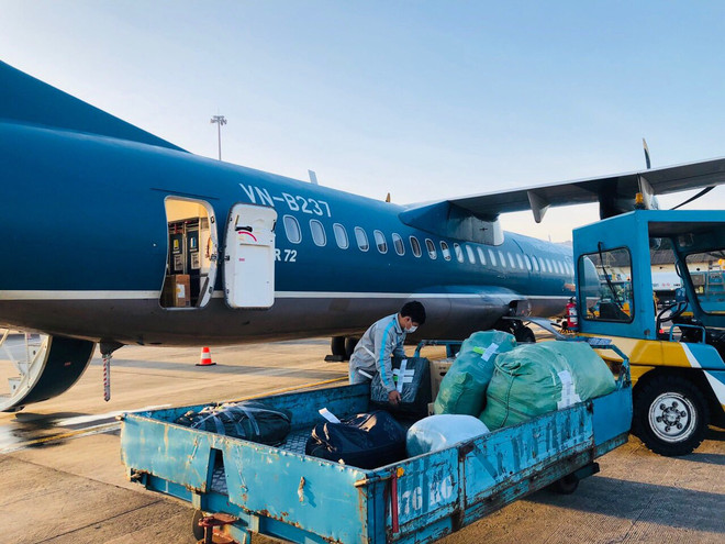 Vietnam Airlines vận chuyển miễn phí hàng hóa cứu trợ tới các tỉnh miền Trung để vượt qua bão lũ. (Ảnh: CTV/Vietnam+) Những chuyến bay chở hàng miễn phí tiếp sức miền Trung vượt qua bão lũ ảnh 1