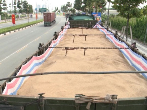 Bình Dương: Đoàn xe tải chở cát không nguồn gốc ngang nhiên diễu phố ảnh 1