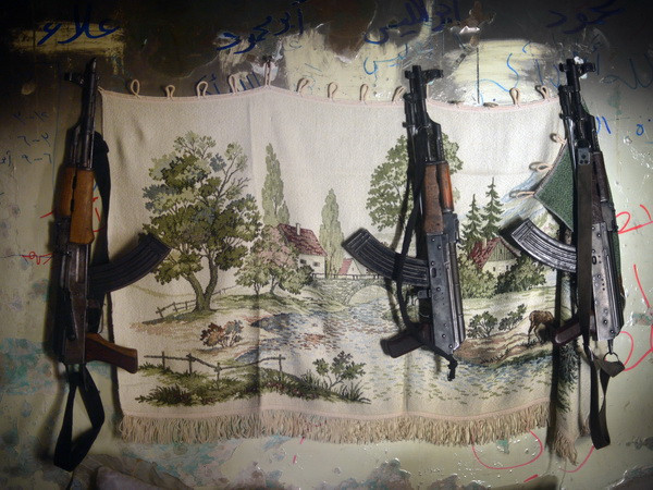 Các khẩu súng máy AK-47 được phát hiện tại một nơi ẩn náu của lực lượng nổi dậy Syria tại quận Salaheddine, thành phố Aleppo ngày 12/4/2013. (Nguồn: AFP/TTXVN) Mỹ có kế hoạch thay thế 50.000 súng trường AK-47 của Nga ảnh 1