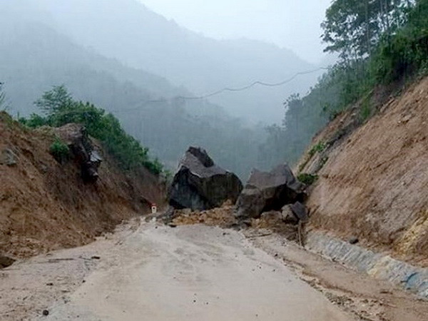 Quảng Ninh: Mưa lớn gây ngập cục bộ và chia cắt Quốc lộ 18A ảnh 1