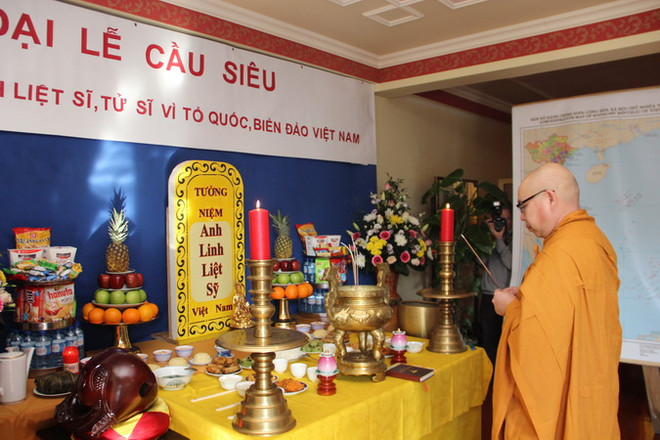 Thượng tọa Thích Từ Nhơn, trụ trì chùa Từ Ân thực hiện nghi lễ cầu siêu. (Ảnh: Nguyễn Thanh Bình/TTXVN) Đại lễ cầu siêu cho các anh hùng liệt sỹ tại chùa Từ Ân Berlin ảnh 1