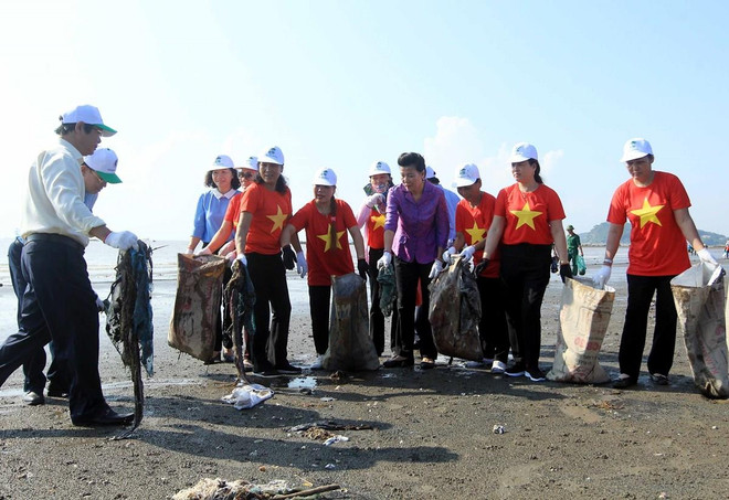 Lãnh đạo Bộ TN-MT dọn vệ sinh ‘chống rác thải nhựa’ dọc bờ biển Đồ Sơn ảnh 1