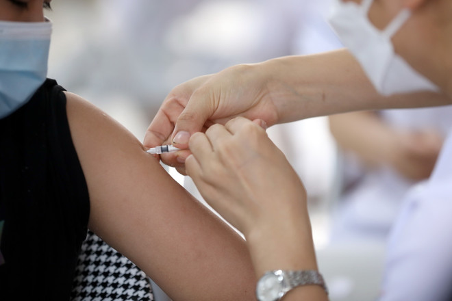 Tiêm vaccine phòng dịch COVID-19 cho người dân. (Ảnh: Anh Tuấn/TTXVN) Ngày 27/5: Số ca mắc mới COVID-19 giảm, 198 trường hợp khỏi bệnh ảnh 1