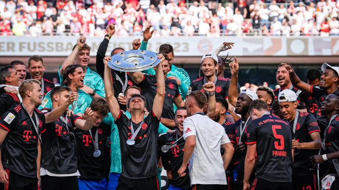 Đây là mùa giải vô địch khó khăn nhất của Bayern khi kết quả phải chờ đến giây cuối cùng của lượt trận cuối. Bayern Munich vô địch Bundesliga theo kịch bản 'không thể tin nổi' ảnh 5