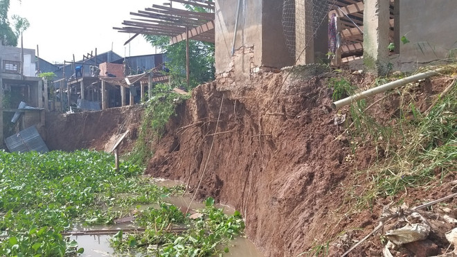 An Giang: Sạt lở tỉnh lộ 946, nhiều căn nhà nguy cơ rơi xuống sông ảnh 1