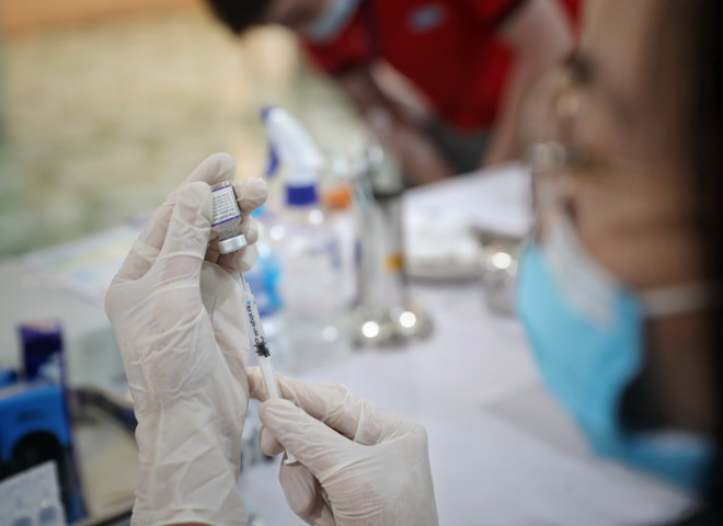 Nhân viên y tế chuẩn bị tiêm vaccine ngừa COVID-19 cho người dân. (Ảnh: Danh Lam/TTXVN) Ngày 22/9: Số ca mắc mới COVID-19 giảm, 1.259 ca khỏi bệnh ảnh 1