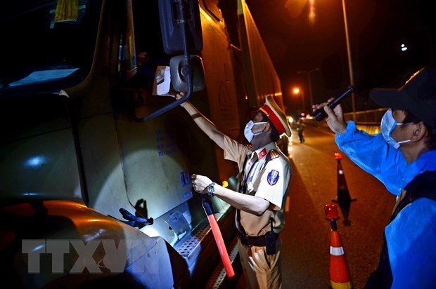 Tạo thuận lợi cho xe vận chuyển, lưu thông hàng hóa qua vùng dịch ảnh 1