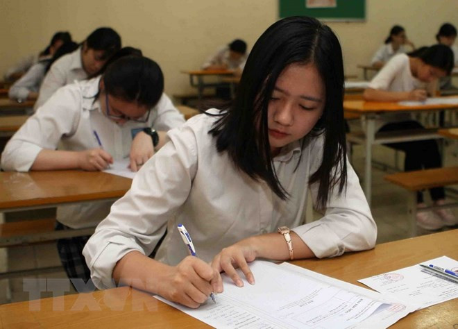 Thí sinh dự thi môn Ngữ Văn trong kỳ thi tuyển sinh lớp 10 trung học phổ thông tại điểm thi trường trung học phổ thông Phan Đình Phùng. (Ảnh: Thanh Tùng/TTXVN) Sự kiện trong nước 4-10/6: Lùi thời gian thông qua dự án Luật đặc khu ảnh 4