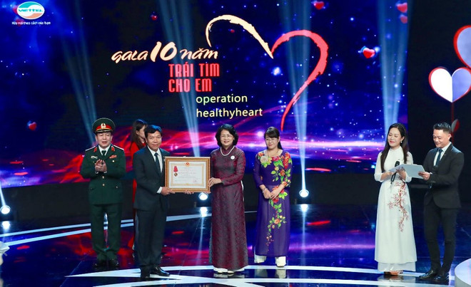 Hơn 25 tỷ đồng ủng hộ mổ tim trong đêm gala hồi sinh những nhịp đập ảnh 1