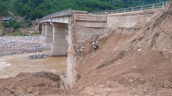 Quảng Nam: Người dân bám thành cầu nín thở qua sông Đăk Mi ảnh 2