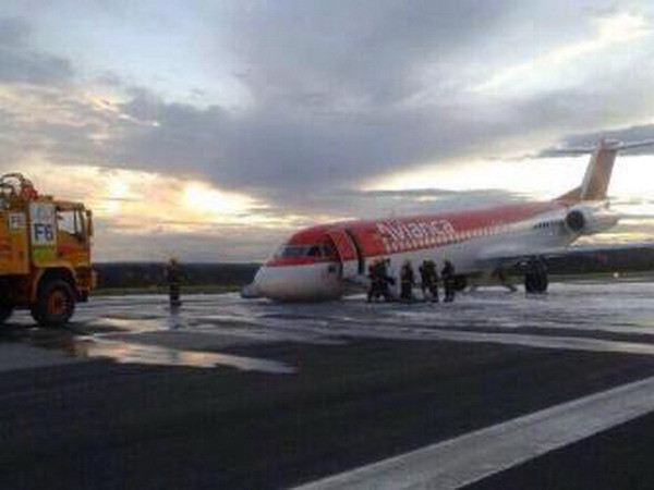 Máy bay chở khách hạ cánh bằng bụng tại Brazil ảnh 1