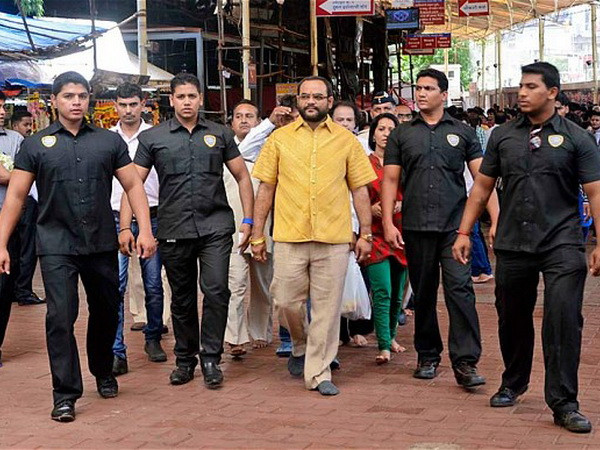 Doanh nhân Ấn Độ gây sốc với chiếc áo bằng vàng nguyên chất ảnh 1