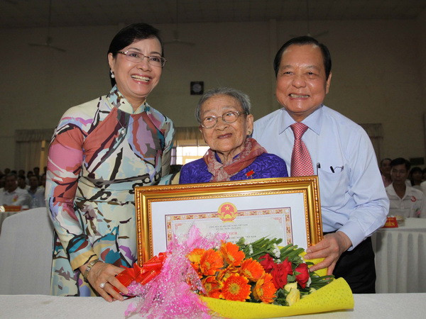 TP.HCM trao tặng và truy tặng danh hiệu Bà mẹ Việt Nam Anh hùng ảnh 1