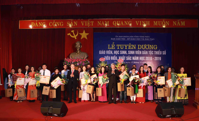 Vĩnh Phúc: Tuyên dương 220 giáo viên, học sinh dân tộc thiểu số ảnh 2
